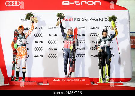 (230105) -- ZAGREB, 5. Januar 2023 (Xinhua) -- Goldmedaillengewinnerin Mikaela Shiffrin (C) der Vereinigten Staaten, Silbermedaillengewinnerin Petra Vlhova (L) der Slowakei und der dritte Platz Anna Swenn Larsson (rechts) aus Schweden stellen sich während der Verleihung der Audi FIS Ski World Cup Frauen Alpinski in Sljeme in Zagreb, Kroatien, am 4. Januar 2023. (Matija Habljak/PIXSELL über Xinhua) Stockfoto