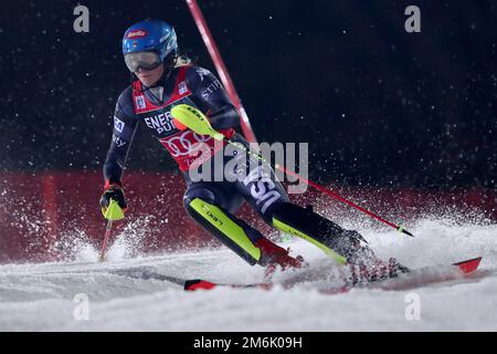 (230105) -- ZAGREB, 5. Januar 2023 (Xinhua) -- Mikaela Shiffrin aus den Vereinigten Staaten tritt während der Audi FIS Ski World Cup Frauen Alpinski in Sljeme in Zagreb, Kroatien, am 4. Januar 2023 an. (Matija Habljak/PIXSELL über Xinhua) Stockfoto