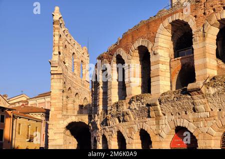 Verona: Details der Arena (römisches Amphitheater) auf der Piazza Bra, die kurz vor Sonnenuntergang in Verona, Veneto, Italien, glüht Stockfoto