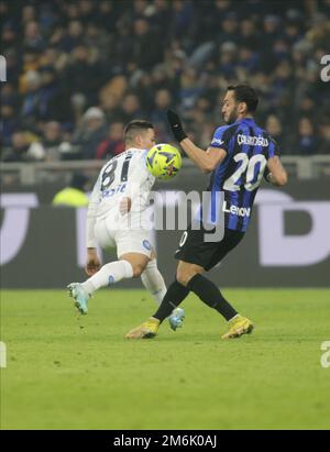 Mailand, Italien. 04. Januar 2023. Giacomo Raspadori von SSC Napoli und Hakan Calhanoglu vom FC Inter während der italienischen Serie A, Fußballspiel zwischen FC Inter und SSC Napoli am 04. Januar 2023 im Stadion San Siro, Mailand, Italien. Foto Nderim Kaceli Kredit: Unabhängige Fotoagentur/Alamy Live News Stockfoto