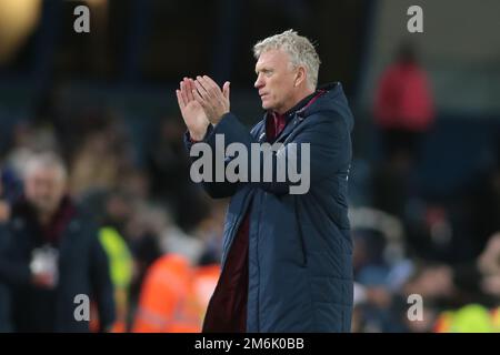 Leeds, Großbritannien. 04. Januar 2023. David Moyes West Hams Manager begrüßt die Reisenden West Ham Fans auf Vollzeit *** während des Premier League-Spiels zwischen Leeds United und West Ham United in Elland Road, Leeds, England am 4. Januar 2023. Foto von Simon Hall. Nur redaktionelle Verwendung, Lizenz für kommerzielle Verwendung erforderlich. Keine Verwendung bei Wetten, Spielen oder Veröffentlichungen von Clubs/Ligen/Spielern. Kredit: UK Sports Pics Ltd/Alamy Live News Stockfoto