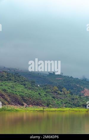 Natürliche Landschaft mit See und Bergen am Niladri Lake Sunamganj Sylhet Bangladesh Stockfoto