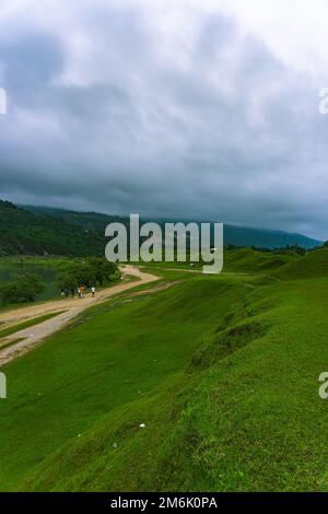 Natürliche Landschaft mit See und Bergen am Niladri Lake Sunamganj Sylhet Bangladesh Stockfoto