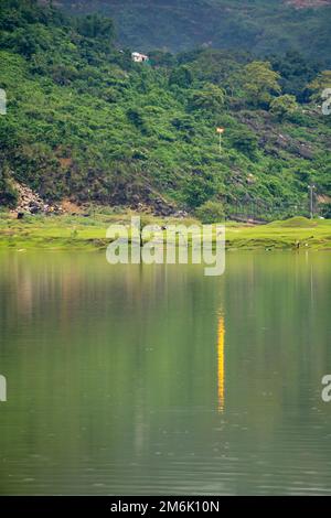 Natürliche Landschaft mit See und Bergen am Niladri Lake Sunamganj Sylhet Bangladesh Stockfoto