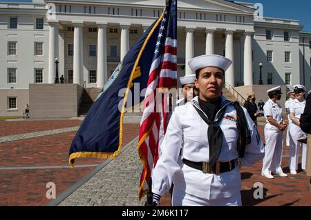 PORTSMOUTH, VA (30. April 2022) - Navy Medicine Readiness and Training Command Portsmouth's Color Guard steht bereit vor der kratzenden Zeremonie für Kapitän Guido Valdes, 30. April 2022. Naval Medical Forces Atlantic stellt gut ausgebildete medizinische Experten bereit, die als Hochleistungsteams agieren, um medizinische Macht zur Unterstützung der Überlegenheit der Marine zu projizieren. Stockfoto