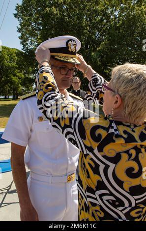 PORTSMOUTH, VA (30. April 2022) - Konteradmiral Guido Valdes, der der Naval Medical Forces Atlantic zugeteilt ist, hat seine Kombinationsversicherung von seiner Frau Barbara Valdes während seiner Frockzeremonie am 30. April 2022 platziert. Naval Medical Forces Atlantic stellt gut ausgebildete medizinische Experten bereit, die als Hochleistungsteams agieren, um medizinische Macht zur Unterstützung der Überlegenheit der Marine zu projizieren. Stockfoto