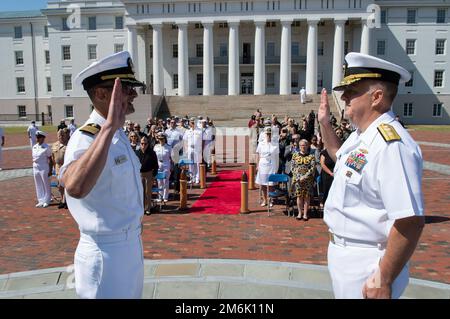 PORTSMOUTH, VA (30. April 2022) - Konteradmiral Darin Via, Kommandeur der Naval Medical Forces Atlantic, Left, vereidigt Konteradmiral Guido Valdes während einer rasanten Zeremonie am 30. April 2022. Naval Medical Forces Atlantic stellt gut ausgebildete medizinische Experten bereit, die als Hochleistungsteams agieren, um medizinische Macht zur Unterstützung der Überlegenheit der Marine zu projizieren. Stockfoto