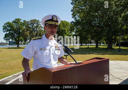 PORTSMOUTH, VA (30. April 2022) - Konteradmiral Guido Valdes, der der Naval Medical Forces Atlantic zugeteilt wurde, gibt während einer überwältigenden Zeremonie am 30. April 2022 Bemerkungen ab. Naval Medical Forces Atlantic stellt gut ausgebildete medizinische Experten bereit, die als Hochleistungsteams agieren, um medizinische Macht zur Unterstützung der Überlegenheit der Marine zu projizieren. Stockfoto