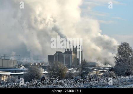 Umweltprobleme der Umwelt- und Luftverschmutzung in Städten. Rauchen von industriellen Fabrikschornsteinen. Ansicht eines großen Werks mit Rauchrohren Stockfoto