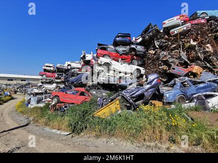 Haufen von verschiedenen Altautos und anderen Metallen auf einem Schrottplatz bereit Recycling-Industrie. Stockfoto