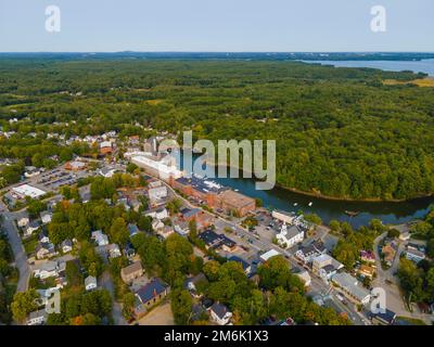 Newmarket Mills Gebäude aus der Vogelperspektive auf den Lamprey River an der Main Street im historischen Stadtzentrum von Newmarket, New Hampshire NH, USA. Jetzt ist es dieses Gebäude Stockfoto