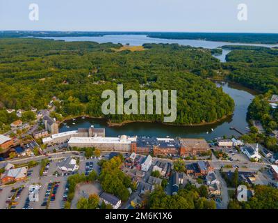 Newmarket Mills Gebäude aus der Vogelperspektive auf den Lamprey River an der Main Street im historischen Stadtzentrum von Newmarket, New Hampshire NH, USA. Jetzt ist es dieses Gebäude Stockfoto