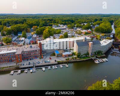 Newmarket Mills Gebäude aus der Vogelperspektive auf den Lamprey River an der Main Street im historischen Stadtzentrum von Newmarket, New Hampshire NH, USA. Jetzt ist es dieses Gebäude Stockfoto