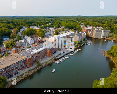 Newmarket Mills Gebäude aus der Vogelperspektive auf den Lamprey River an der Main Street im historischen Stadtzentrum von Newmarket, New Hampshire NH, USA. Jetzt ist es dieses Gebäude Stockfoto