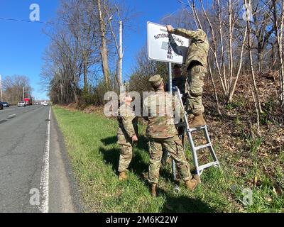 Mitglieder des 104. Maintenance Operations Flight haben nach einer kürzlichen Straßenreinigung am 29. April 2022 ein neues Schild in Westfield erstellt und installiert. Das MOF entdeckte, dass das alte Schild bei einer früheren Straßenreinigung umgestoßen wurde. Offiziere der Westfield Police haben das Gebiet gesichert, während die Airmen arbeiteten. Die 104MOF arbeiten regelmäßig freiwillig in unserer Gemeinde in verschiedenen Organisationen. (US Air National Guard Fotos von Master Sgt. Lindsey S. Watson) Stockfoto