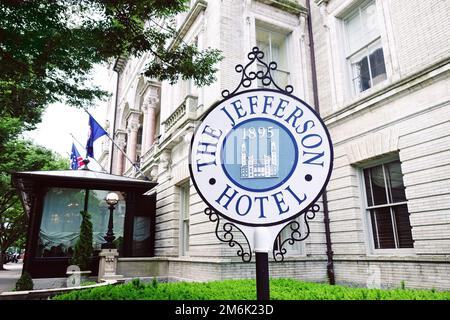 RICHMOND, VA - USA -05-16-2022: Außenansicht des historischen Jefferson Hotels in der Innenstadt von Richmond Stockfoto