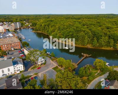 Newmarket Mills Gebäude aus der Vogelperspektive auf den Lamprey River an der Main Street im historischen Stadtzentrum von Newmarket, New Hampshire NH, USA. Jetzt ist es dieses Gebäude Stockfoto