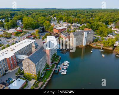 Newmarket Mills Gebäude aus der Vogelperspektive auf den Lamprey River an der Main Street im historischen Stadtzentrum von Newmarket, New Hampshire NH, USA. Jetzt ist es dieses Gebäude Stockfoto