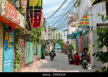 Nha Trang, Vietnam - 3. November 2022 : Old Town Restaurant Cafe Street Stockfoto