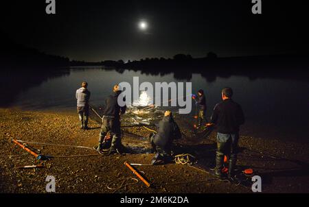 Lachsfischer auf dem Fluss Tweed in Paxton im Mai 2014 angeln bei Nacht Stockfoto