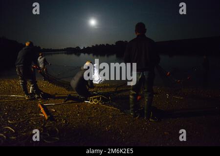 Lachsfischer auf dem Fluss Tweed in Paxton im Mai 2014 angeln bei Nacht Stockfoto