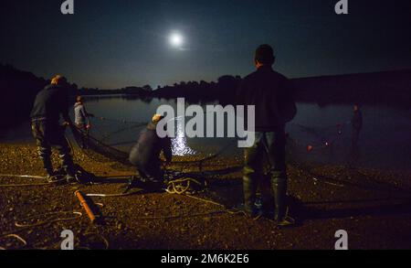 Lachsfischer auf dem Fluss Tweed in Paxton im Mai 2014 angeln bei Nacht Stockfoto