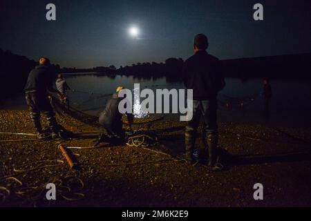 Lachsfischer auf dem Fluss Tweed in Paxton im Mai 2014 angeln bei Nacht Stockfoto