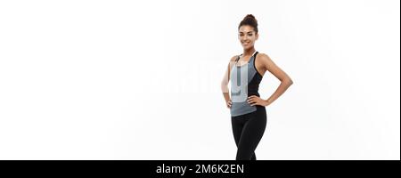 Gesunde und Fitness Concept - Porträt des afrikanischen amerikanischen Mädchen mit Fitness Kleidung Posing über weiße studio Hintergrund. Stockfoto