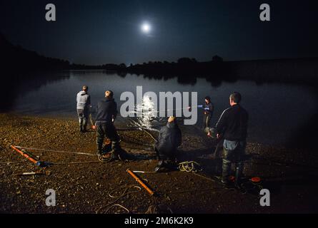 Lachsfischer auf dem Fluss Tweed in Paxton im Mai 2014 angeln bei Nacht Stockfoto