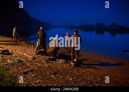 Lachsnetze in Paxton am unteren Rand des Flusses Tweed Stockfoto