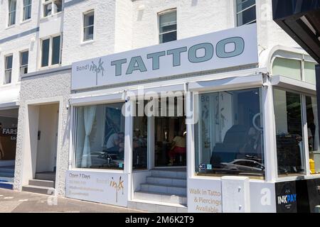 Bondi Beach Tattoo Salon, Bondi Ink, Mann, der im Schaufenster tätowiert wird, Bondi, Sydney, NSW, Australien Stockfoto