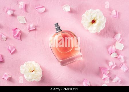 Parfümkonzept. Eine Flasche Rosenduft, über dem Kopf liegender Schuss Stockfoto