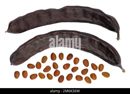 Johannisbrot und Samen auf weißem Hintergrund isoliert Stockfoto