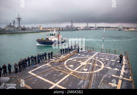 MARINESTÜTZPUNKT ROTA, Spanien (2. Januar 2023) Seeleute bewachen die Schienen der Arleigh-Burke-Klasse-Guided-Missile Destroyer USS Roosevelt (DDG 80), wenn das Schiff die Marinestützpunkt Rota, Spanien, verlässt, 2. Januar 2023. Roosevelt ist auf einem geplanten Einsatz in den USA Marinestreitkräfte Europa Einsatzgebiet, angestellt von den USA Sechste Flotte, die die Interessen der USA, Verbündeten und Partner verteidigt. (USA Marinebild von Mass Communication Specialist 2. Class Danielle Baker/veröffentlicht) Stockfoto