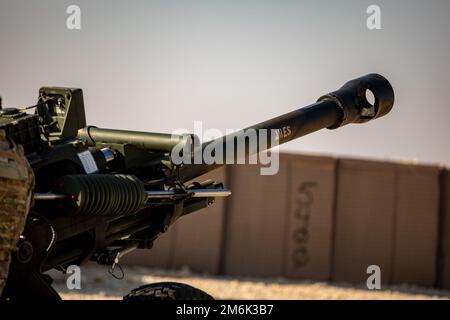 Ein M119A3 Howitzer namens ‚Ares‘, zugewiesen an Bravo Battery, 1. Bataillon, 134. Artilleriegesiment, 37. Kampfteam der Infanterie-Brigade, während einer Probeübung an einem M119. Howitzer, Luftwaffenstützpunkt Al Asad, Irak, 31. Dezember 2022. Diese Übung ist das erste Mal, dass der M119. Howitzer vom 1. Bataillon, dem 134. Artilleriegiment im Irak, abgefeuert wurde. (USA Armeefoto von Sergeant Julio Hernandez) Stockfoto