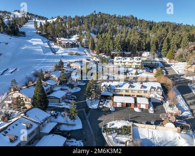 Blick aus der Vogelperspektive auf Big Bear Lake Village mit Schnee, Südkalifornien, USA Stockfoto