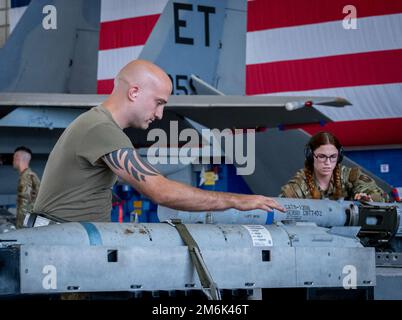 Staff Sgt. Kristopher Price, 96. Flugzeugwartungsschwadron Blue, beginnt während des ersten Quartals des Waffenladungswettbewerbs der Staffel am 29. April auf dem Luftwaffenstützpunkt Eglin, Florida, einen GBU-39 zu bewegen. Bei diesem rasanten Wettkampf kämpfen die F-16 gegen das Falcon Blue Team gegen die F-15 Eagle Red in einem Test von Wissen, Können, Geschwindigkeit und Geschick. Das Rote Team hat in diesem Quartal gewonnen. (USA Air Force Photo/Samuel King Jr.) Stockfoto