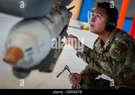 Senior Airman Christian Garcia, 96. Aircraft Maintenance Squadron Blue, führt während des Waffenladungswettbewerbs im ersten Quartal des Geschwaders am 29. April am Luftwaffenstützpunkt Eglin, Florida, Vorladungskontrollen durch. Bei diesem rasanten Wettkampf kämpfen die F-16 gegen das Falcon Blue Team gegen die F-15 Eagle Red in einem Test von Wissen, Können, Geschwindigkeit und Geschick. Das Rote Team hat in diesem Quartal gewonnen. (USA Air Force Photo/Samuel King Jr.) Stockfoto