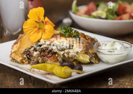 Griechischer Moussaka auf weißem Teller Stockfoto