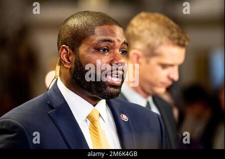 Washington, Usa. 04. Januar 2023. USA Vertreter Byron Donalds (R-FL), der ein Fernsehinterview in der Nähe der House Chamber in den USA führt Kapitol. Kredit: SOPA Images Limited/Alamy Live News Stockfoto