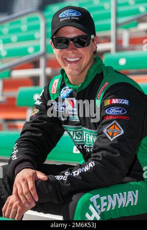 DAYTONA BEACH, FL - 20. FEBRUAR 2011: Trevor Bayne (21) wird der jüngste Fahrer, der das Daytona 500-Rennen auf dem Daytona International Speedway in Daytona Beach, FL, gewonnen hat. Stockfoto