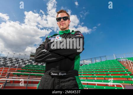 DAYTONA BEACH, FL - 20. FEBRUAR 2011: Trevor Bayne (21) wird der jüngste Fahrer, der das Daytona 500-Rennen auf dem Daytona International Speedway in Daytona Beach, FL, gewonnen hat. Stockfoto