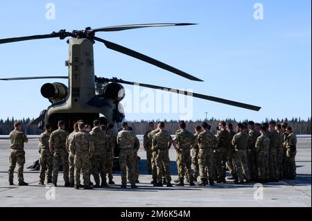 USA Soldaten der B-Kompanie, 1. Bataillon, 52. Luftfahrtregiment geben eine Tour durch die USA Army CH-47 Chinook an Royal Air Force Piloten während RED FLAG-Alaska 22-1 auf Eielson Air Force Base, Alaska, 29. April 2022. Diese Übung bietet einzigartige Möglichkeiten zur Integration verschiedener Kräfte in gemeinsame und multilaterale Schulungen von simulierten Operationsbasen. Stockfoto