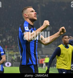 (230105) -- MAILAND, 5. Januar 2023 (Xinhua) -- FC Inter's Edin Dzeko feiert sein Tor während eines Fußballspiels der Serie A zwischen dem FC Inter und Neapel am 4. Januar 2023 in Mailand, Italien. (Str/Xinhua) Stockfoto