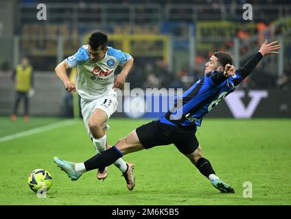 (230105) -- MAILAND, 5. Jan. 2023 (Xinhua) -- Neapels Hirving Lozano (L) spielt mit dem Robin Gosens des FC Inter während eines Fußballspiels der Serie A zwischen dem FC Inter und Neapel in Mailand, Italien, 4. Jan. 2023. (Str/Xinhua) Stockfoto