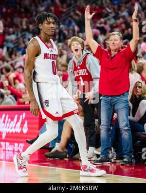 North Carolina State Wolfpack Guard Terquavion Smith (0) reagiert auf das Basketballspiel des NCAA College zwischen den Duke Blue Devils und dem NC State Wolfpack in der PNC Arena am Samstag, den 4. Januar 2023 in Raleigh, NC. Jacob Kupferman/CSM Stockfoto