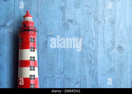 Alter Leuchtturm Suchscheinwerfer Strahl durch Meeresluft. Stockfoto