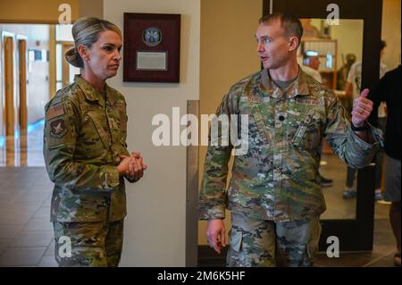 LT. Oberstleutnant Peter Dyrud, (rechts), 351. Special Warfare Training Squadron Commander, sprach mit Generalleutnant Michele C. Edmondson, (links), Zweiter Air Force Commander, über die Sitzplatzkapazität für die Abschlussveranstaltung der Pararescue Jumpers, am Luftwaffenstützpunkt Kirtland, N.M., 29. April 2022. Während ihres Besuchs besuchte Edmondson mehrere Basiseinheiten, darunter das 58.-Ausbildungsgeschwader, und erhielt eine Einweisung zur Integration menschlicher Leistungen. Stockfoto