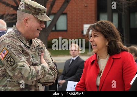 USA General Darrell J. Guthrie, kommandierender General der 88. Readiness Division, teilt einen Moment mit Senatorin Patricia Torres Ray (DFL-Minneapolis), bevor die Division den 114. Geburtstag und das Open House der Army Reserve in Fort Snelling, Minnesota, am 29. April 2022 feierte. Stockfoto