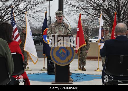 USA General Darrell J. Guthrie, kommandierender General, 88. Bereitschaftsabteilung, spricht anlässlich des 114. Geburtstags und des Open House der Army Reserve in Fort Snelling, Minnesota, am 29. April 2022. Stockfoto